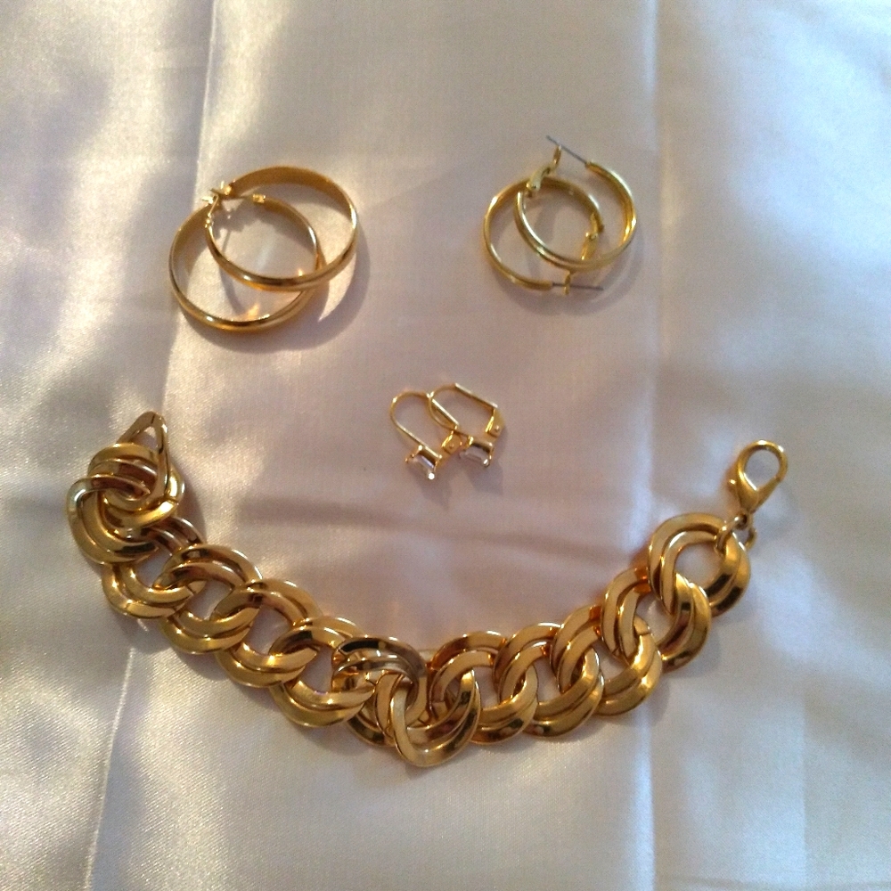 Gold 4 piece jewerly set.